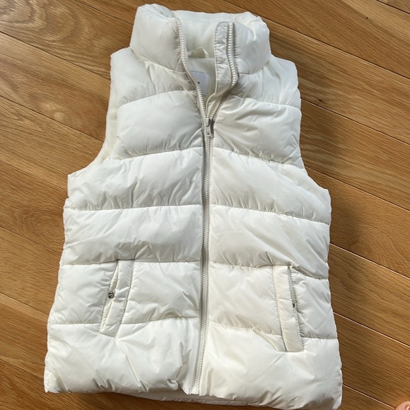 Puffer Vest. Off-White color. Old Navy. Size XS - Picture 5 of 6